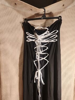 SHEIN Black Strapless Dress with White Lace-Up Detail